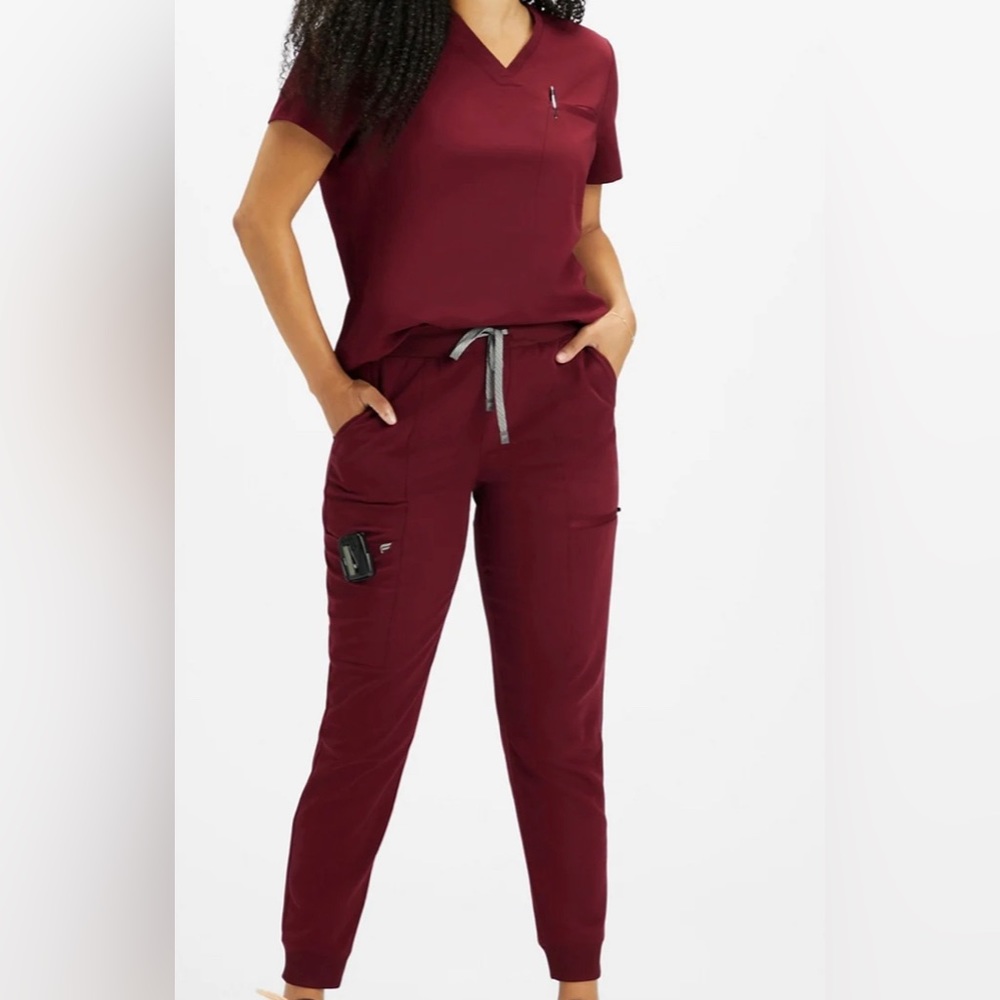 Small Fabletics Vital 1-Pocket Scrub Top & On-Call 4-Pocket Scrub Joggers